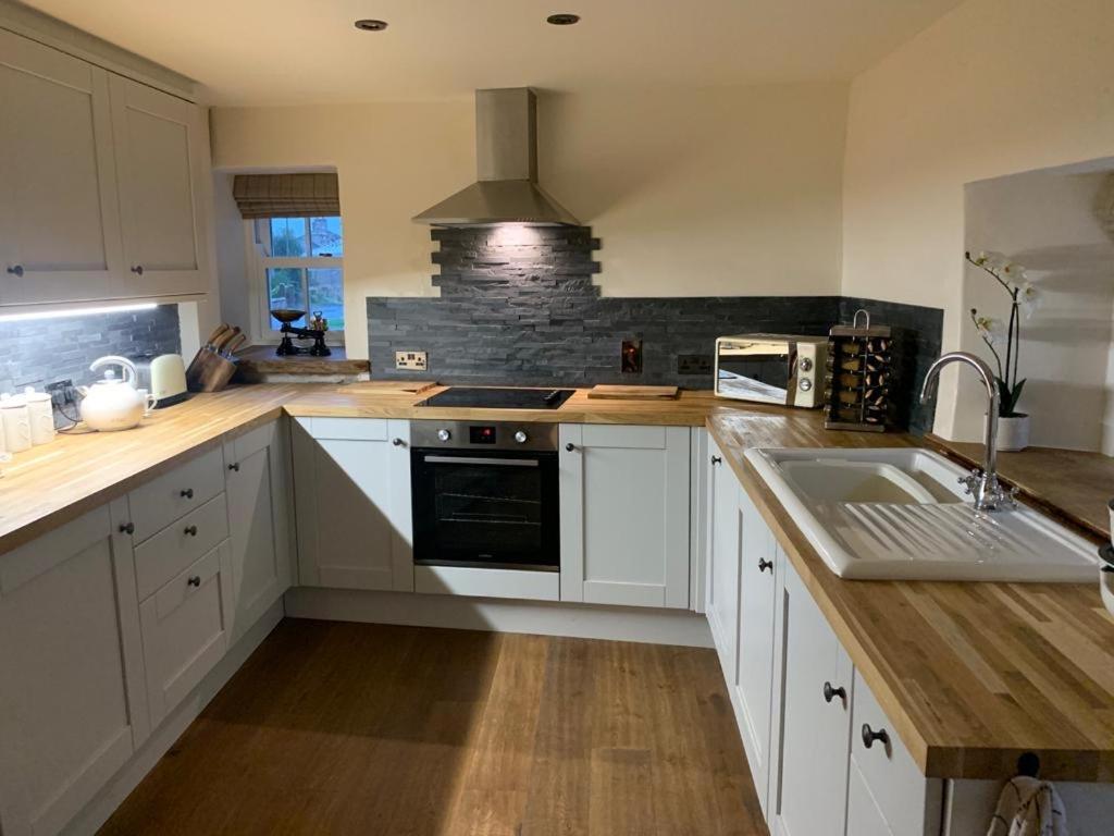 5 Star Cottage On The Green With Log Burner - Dog Friendly Austwick Exteriör bild